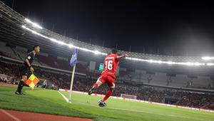 Pemain Timnas Indonesia, Dony Tri Pamungkas melakukan sepak pojok ke arah gawang St Kitts and Nevis dalam laga semifinal FIFA Series 2026 di Stadion Utama Gelora Bung Karno (SUGBK), Senayan, Jakarta, Jumat (27/03/2026). (Bola.com/Abdul Aziz)