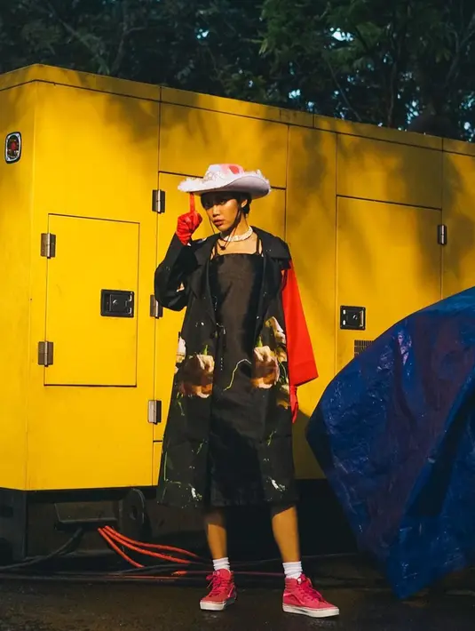 Widi tampil menggunakan dress hitam dan outer berwarna senada. Widi juga sering meggunakan sneakers saat manggung. (Instagram/@widikidiwdkdw)