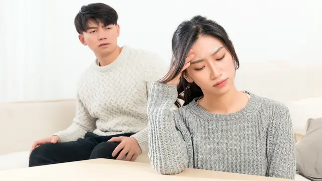 perempuan dan pasangan 11 juni bertengkar