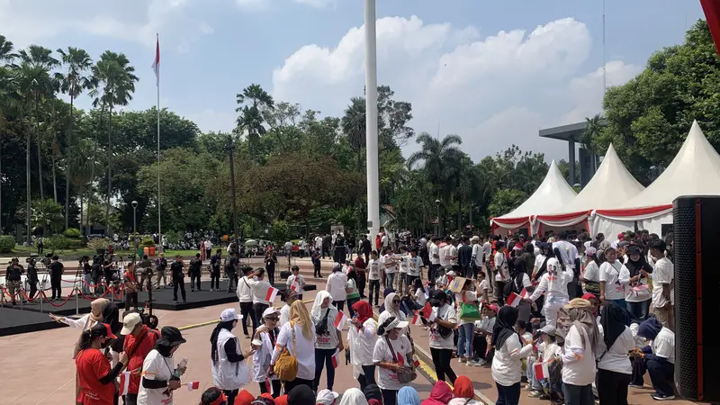 Relawan pendukung paslon Ganjar Pranowo dan Mahfud Md mulai memenuhi lapangan Tugu Proklamasi, Jakarta Pusat, jelang pendaftaran ke KPU (Liputan6.com/Delvira Hutabarat)