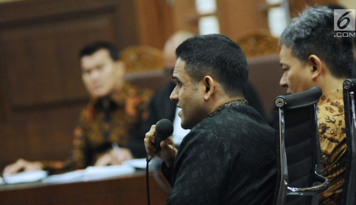 Mantan Bendahara Umum Partai Demokrat M Nazaruddin saat menjadi saksi sidang perkara proyek e-KTP di Pengadilan Tipikor, Jakarta, Senin (20/11). Nazaruddin bersaksi untuk terdakwa Andi Agustinus alias Andi Narogong. (Liputan6.com/Helmi Fithriansyah)