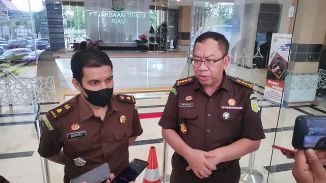 Asisten Intelijen Kejati Riau Raharjo Budi Kisnato (kanan) saat memberikan keterangan tidak adanya tahap dua perkara PT Berlian Mitra Inti.