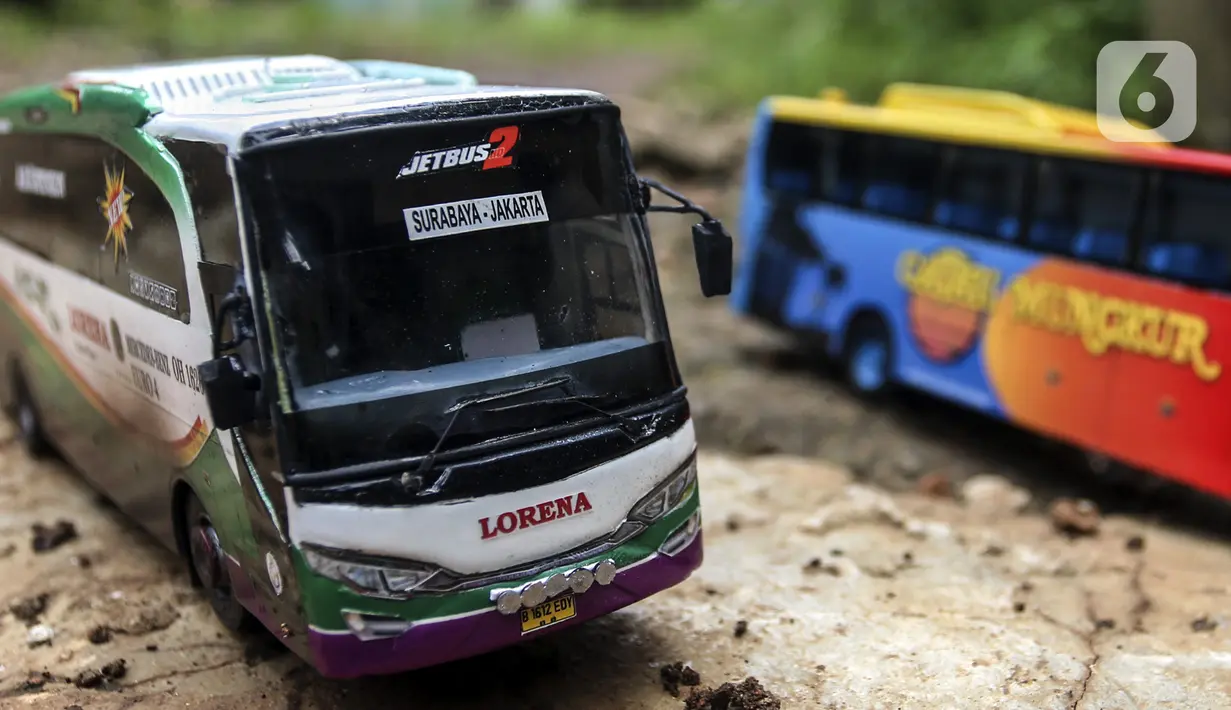 Miniatur bus dipamerkan di Workshop Belang Bentong, Limo, Depok, Jawa Barat, Jumat (14/1/2022). Kerajinan miniatur bus berbahan baku akrilik dan resin tersebut dipasarkan ke berbagai daerah dengan harga Rp 700 ribu hingga Rp 1 juta per unit. (Liputan6.com/Johan Tallo)