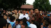 Gubernur dan Wagub DKI Jakarta Anies Baswedan-Sandiaga Uno sambangi SD di Cawang (Liputan6.com/Ika Defianti)