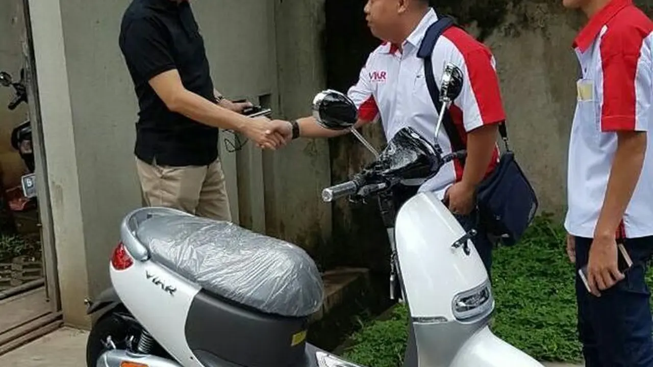 Menteri ESDM Ignasius Jonan membeli motor listrik Viar. (Dok. Kementerian ESDM)