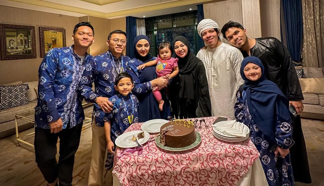 Bahkan, saat tiba di Madinah, keluarga selebriti ini juga turut merayakan ulang tahun Anang Hermansyah. Seluruh anak, beserta menantu, Atta Halilintar hingga Thoriq Halilintar beserta sang cucu tampak hadir di momen sederhana namun penuh makna tersebut. (Liputan6.com/IG/@ashanty_ash)