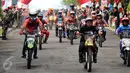 Peserta Komando Trail Adventure (Kotra) 2 meninggalkan garis start di Yon 14 Grup 1 Kopassus, Bogor, Jawa Barat, Sabtu (8/4). Acara ini bagian perayaan HUT Kopassus ke-65 dan diikuti ribuan kroser. (Liputan6.com/Helmi Fithriansyah) 