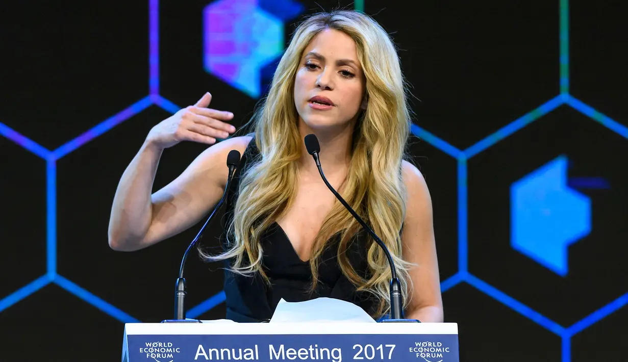 Shakira saat menyampaikan pidato setelah menerima trofi Crystal Award dalam acara pertemuan tahunan Forum Ekonomi Dunia (WEF) di Davos, Swiss (16/1). (AFP Photo/Fabrice Coffrini)