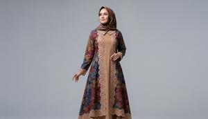 Gamis Batik Brokat Syar’i Modern untuk Ibu 50 Tahun (Sumber: gemini.com)
