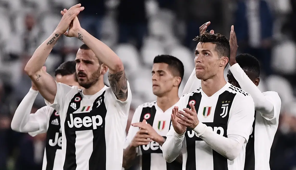 Para pemain Juventus menyapa suporter usai menahan imbang Torino pada laga Serie A di Stadion Allianz, Turin, Jumat (3/5). Kedua klub bermain imbang 1-1. (AFP/Marco Bertorello)