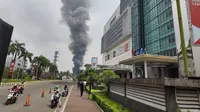 Kebakaran terjadi di Jalan Simprug Golf 2, Kebayoran Lama, Jakarta Selatan, Minggu (21/8/2022) siang (Liputan6.com/Thomas)