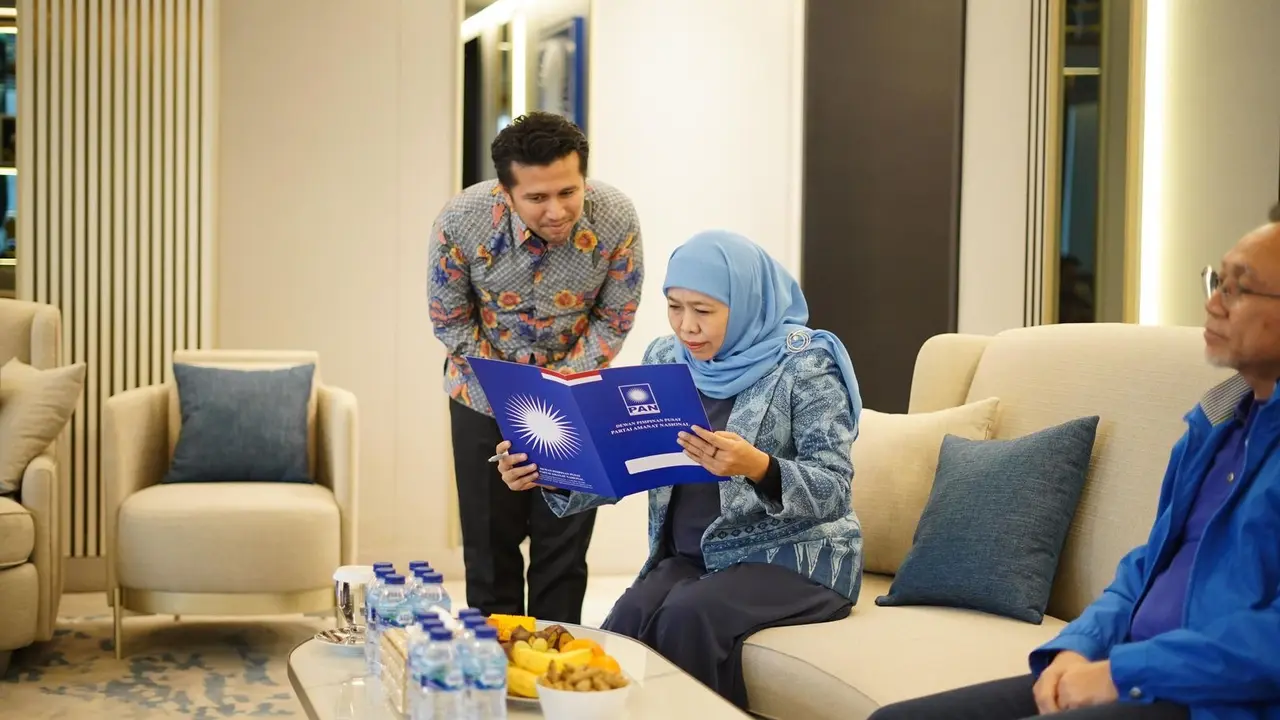 Ketum PAN Zulhas Serahkan Langsung SK Dukungan Khofifah-Emil Dardak Maju Pilgub Jatim