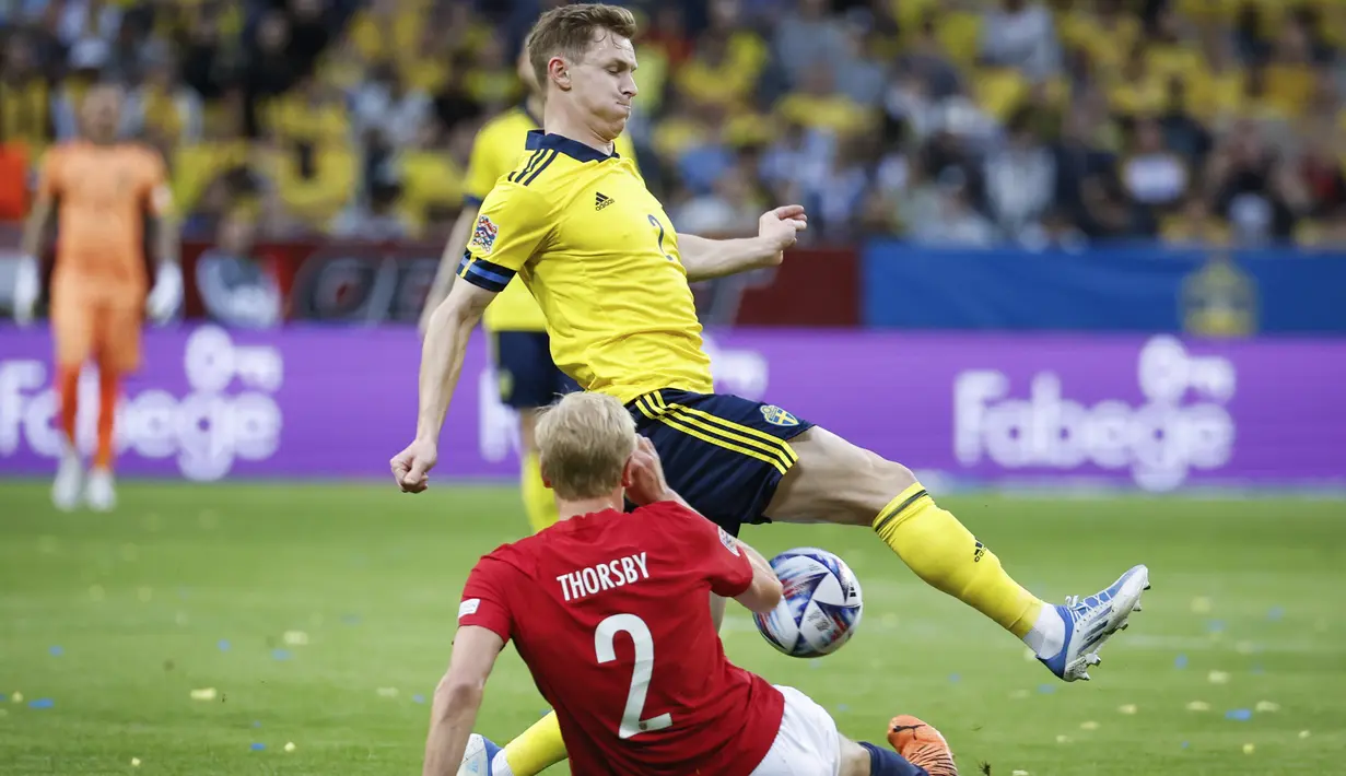 <p>Bek Swedia, Emil Krafth berusaha melewati pemain Norwegia, Morten Thorsby pada pertandingan kedua Grup B4 UEFA Nations League di Stadion Friends Arena, Stockholm, Senin (6/6/2022). Kemenangan ini membuat Norwegia menduduki peringkat pertama klasemen sementara Grup B4. (Christine Olsson/TT News Agency via AP)</p>