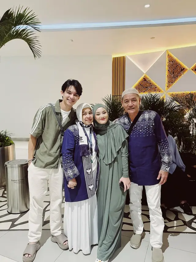 Potret Rey Mbayang dan Dinda Hauw antar orang tua pergi haji (Sumber: Instagram/@rey_mbayang)