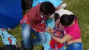 Seorang wanita menyusui anaknya didampingi suaminya selama Pekan Menyusui Dunia di taman Los Novios, Bogota, Kolombia, (3/8). Pekan Menyusui Sedunia diikuti lebih dari 170 negara. (AFP Photo/Raul Arboleda)