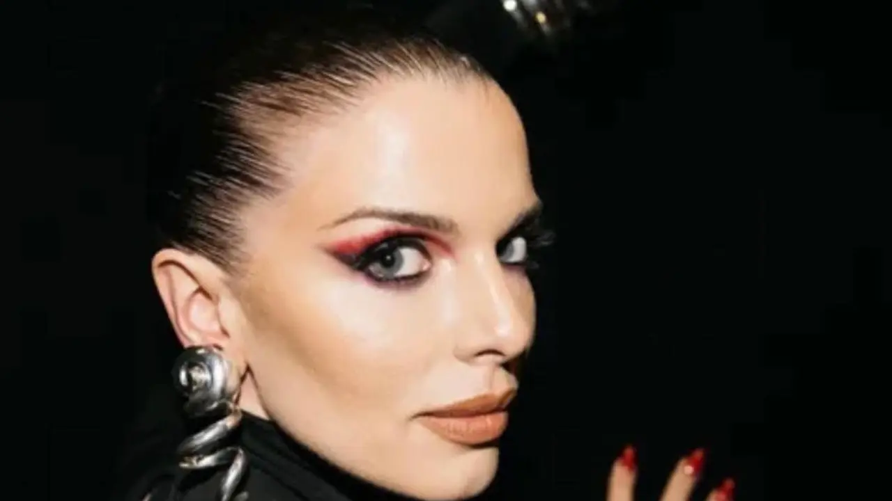 Julia Fox Tampil Seksi dan Mempesona di New York Fashion Week Usai Bubar dengan Kanye West