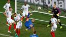 Pemain Islandia, Ragnar Sigurdsson, melakukan tendangan salto ke arah gawang Inggris pada babak 16 besar Piala Eropa 2016 di Stade de Nice, Nice, Selasa (28/6/2016) dini hari WIB. (Reuters/Yves Herman)