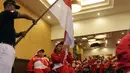 Atlet angkat berat Indonesia, Ni Nengah Widiasih mencium bendera Merah Putih saat pelepasan kontingen Indonesia ke ASEAN Paragames  2017 di Hotel Lorin Solo, Selasa (12/9/2017). Indonesia diharapkan meraih juara umum di APG. (Bola.com/Ronald Seger)