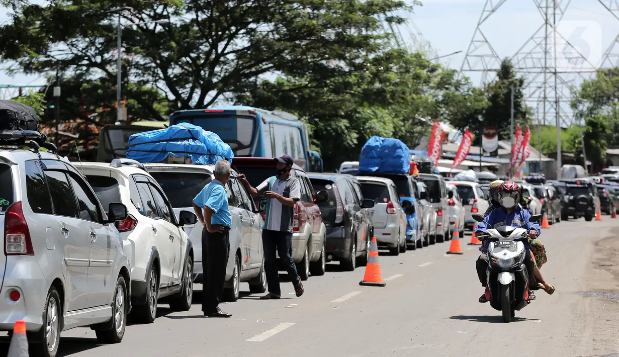 <p>Kemacetan kendaraan saat pemberlakuan sistem buka tutup jalan menuju Pelabuhan Merak, Cilegon, Banten, Jumat (29/4/2022). Sistem buka tutup tersebut membuat kemacetan panjang hingga ke dalam Tol Tangerang-Merak. (Liputan6.com/Angga Yuniar)</p>