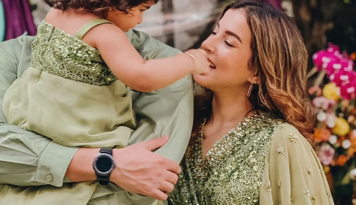 Kebersamaan Tasya farasya bersama buah hati dan suaminya. (Foto: Instagram/ tasyafarasya)