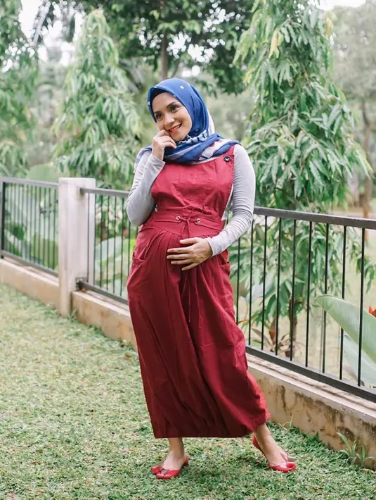 Jarak anak ketiga dan keempat ini tidak sampai satu tahun. Sesudah melahirkan normal anak ketiga, Enno berniat memasang spiral. Namun menurutnya ada yang aneh saat akan dipasang. (Instagram/ennolerian_)