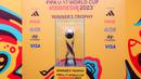 Trofi Piala Dunia U-17 2023 dipamerkan kepada masyarakat yang hadir dalam Hari Bebas Kendaraan Bermotor di kawasan Bundaran HI, Minggu (15/10/2023). (Bola.com/Bagaskara Lazuardi)