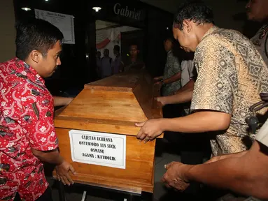 Jenazah terpidana mati kasus penyalahgunaan narkoba Seck Osmanu tiba di Rumah Sakit Saint Carolus, Jakarta, Jumat (29/7). Seck tersangkut kasus kepemilikan dan pengedaran heroin sebanyak 2,4 kg. (Liputan6.com/Immanuel Antonius)