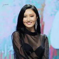 Dianggap terlalu revealing, kostum Hwasa MAMAMOO terlalu seksi? (Foto: PicsArt)
