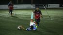 Pemain Timnas Sepak Bola Amputasi Indonesia, Aditya terajatuh usai berebut bola dengan pemain Persaj jakarta saat laga uji coba untuk persiapan Piala Dunia Amputasi 2022 di Serenia Hills Mini Soccer, Jakarta Selatan, Senin (08/08/2022). Garuda INAF menang dengan skor 13-0. (Bola.com/Bagaskara Lazuardi)