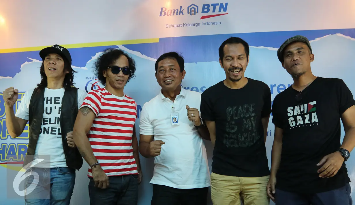 Direktur Bank BTN Sis Apik Wijayanto (tengah) berfoto bersama dengan personil band Slank seusai jumpa pers BTN Homerun in Harmony di markas Slank, Jakarta, Senin (15/02/2016). (Liputan6.com/Herman Zakharia)