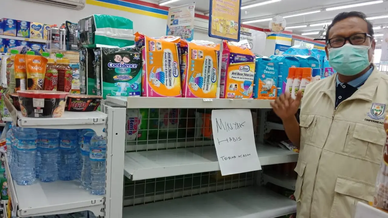 Sidak Dinas Perindustrian dan Perdagangan Kabupaten Purbalingga minyak goreng Rp14 ribu di toko modern. (Foto: Liputan6.com/Rudal Afgani)