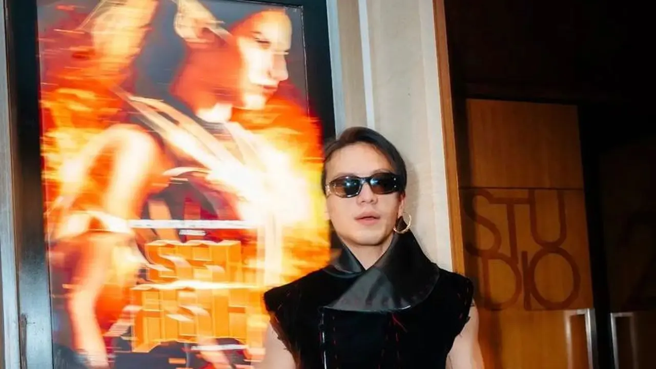 6 Potret Jefri Nichol Bergaya Genderless Fashion di Gala Premiere Sri Asih, Curi Perhatian Pakai Tanktop