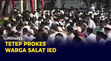 Ribuan warga mengikuti pelaksanaan salat Idul Fitri 1443 Hyang digelar di Masjid Agung Al-Azhar Jakarta. Protokol kesehatan tetap diberlakukan.