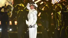 Penyanyi Jennifer Lopez (JLo) saat menyanyikan lagu "Dinero" dalam acara Billboard Music Awards 2018 di Las Vegas, AS (20/5). JLo beraksi dengan bergaya seperti Raja Pop Dunia, mendiang Michael Jackson. (AP Photo/Chris Pizzello)