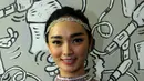 Sebagai penyanyi, Zaskia 'Gotik' yang akrab disapa Eneng ini memang sangat memperhatikan penampilan. Foto diambil pada Senin (29/6/2015). (Liputan6.com/Faisal R Syam)