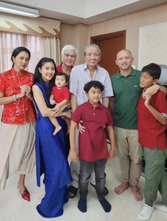 Rayakan Imlek, Olivia tampil serba biru sedangkan si kecil tampil dengan baju merah serasi dengan sang kakak Marcella Zalianty. Credit Instagram (@oliviazallianty)