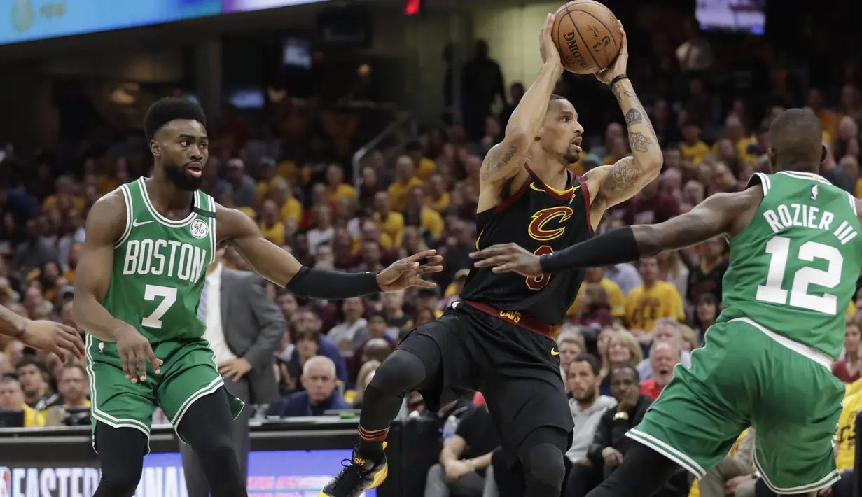 Pemain Cavaliers, George Hill (3) mencoba melewati adangan dua pemain Celtics pada laga final Wilayah Timur NBA basketball di Quicken Loans Arena, Clevelan, (19/5/2018). Cavaliers menang 116-86. (AP/Tony Dejak)