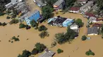 Foto udara yang diambil pada 27 Mei 2017 memperlihatkan banjir merendam daerah Kiriella, di distrik Ratnapura, Sri Lanka. Menurut otoritas setempat, banjir dan tanah longsor di Sri Lanka telah menewaskan setidaknya 165 orang . (AP Photo/Rukmal Gamage)