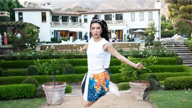 Raline Shah Saat Pose Foto Loncat Ini Tampak Sumringah