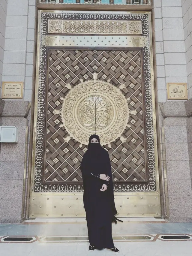 Donna Harun Kenakan Gamis Saat Umrah untuk Pertama Kalinya, credit: @donnaharunofficial