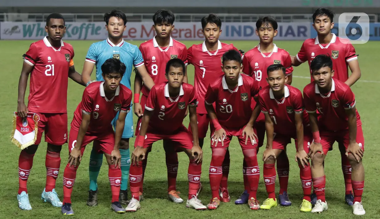 Pemain Timnas U-17 Indonesia berfoto sesaat sebelum menghadapi Uni Emirat Arab pada laga Kualifikasi Grup C Piala Asia U-17 2023 di Stadion Pakansari, Kab. Bogor, Jawa Barat, Rabu (5/10/2022). Laga kedua tim berlangsung sengit dan berakhir untuk keunggulan Timnas U-17 Indonesia dengan skor 3-2. (Liputan6.com/Helmi Fithriansyah)