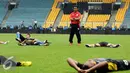Pelatih tim Mitra Kukar, Jafri Sastra mengawasi langsung relaksasi pemainnya usai berlatih di Stadion GBK Jakarta, Sabtu (23/1/2016). Mitra Kukar akan melawan Semen Padang di final Piala Jenderal Sudirman, Minggu (24/1). (Liputan6.com/Helmi Fithriansyah)
