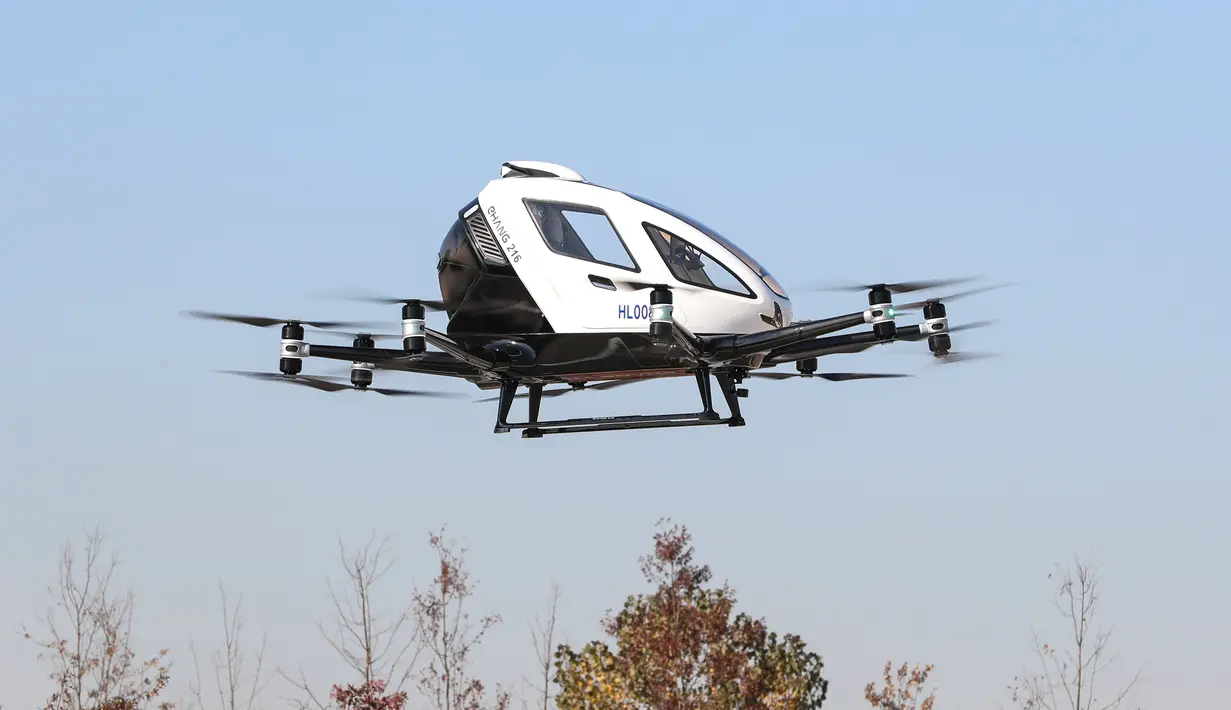 Kendaraan udara otonomos EHang 216, yang diproduksi oleh perusahaan Ehang China, lepas landas dari sebuah platform di Taman Yeouido Hangang di Seoul, Korea Selatan (11/11/2020). (Xinhua/Wang Jingqiang)