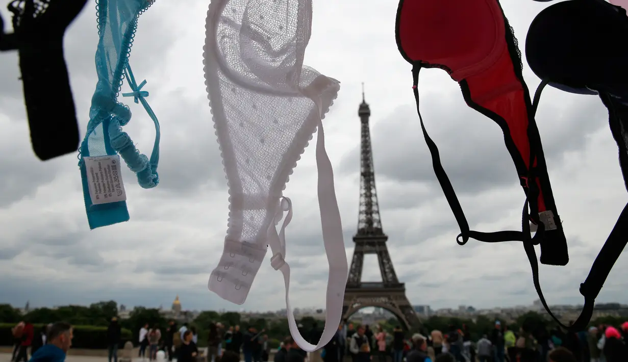 Sejumlah bra dilemparkan puluhan wanita ke udara saat mengikuti acara tahunan "Pink Bra Toss" di depan Menara Eiffel, Paris, Minggu (13/5). Aksi yang diselenggarakan Pink Bazaar ini untuk meningkatkan kesadaran mengenai kanker payudara (AP/Christophe Ena)