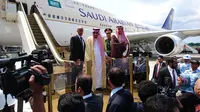 Raja Salman saat di Bandara I Gusti Ngurah Rai. (Liputan6.com/Dewi Divianta)