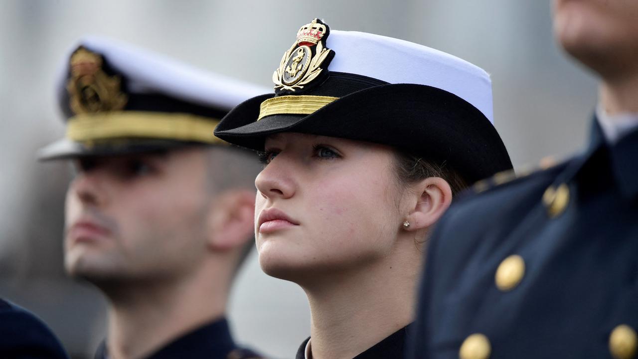 Putri mahkota Spanyol Leonor menghadiri upacara militer sebelum memulai selama enam bulan di atas kapal pelatihan Angkatan Laut Spanyol Juan Sebastian de Elcano, di Pelabuhan Cadiz pada 11 Januari 2025. Cristina Quicler / AFP