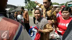  Warga membawa semboko dari Presiden Jokowi saat open house di Istana Kepresidenan Gedung Agung, Yogyakarta, Sabtu (9/7). Open House ini diikuti oleh ribuan masyarakat yang berada di Yogyakarta. (Liputan6.com/Boy Harjanto)