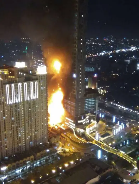 Sebanyak 20 unit mobil pemadam kebakaran diluncurkan untuk memadamkan kebakaran yang terjadi di Gedung Neo Soho, Jakarta Barat, Rabu (9/11). (Istimewa)