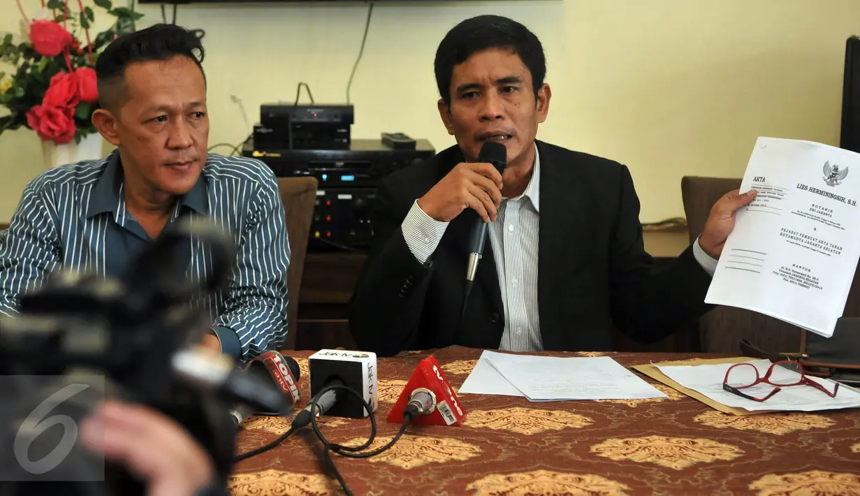 Wakil Sekjen DPP PPP hasil Muktamar Jakarta, Ahmad Bay Lubis (kanan) memberikan keterangan dalam jumpa pers di Jakarta, Kamis (24/3). Ahmad Bay melaporkan Djan Faridz ke Bareskrim Mabes Polri atas dugaan pemalsuan formatur PPP (Liputan6.com/Johan Tallo)