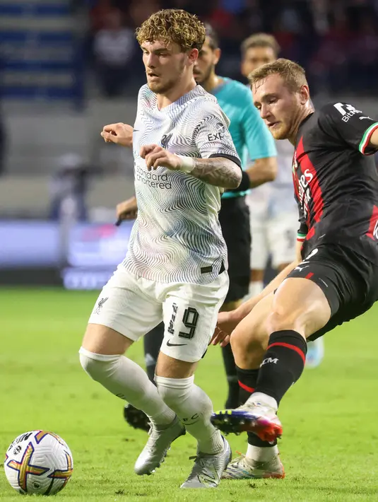 <p>Gelandang Liverpool, Harvey Elliott (kiri) dan gelandang AC Milan asal Italia Tommaso Pobega berebut bola selama pertandingan Dubai Super Cup 2022 di stadion al-Maktoum, Uni Emirat Arab, Jumat (16/12/2022). Liverpool menang telak atas AC Milan 4-1. (AFP/Karim Sahib)</p>